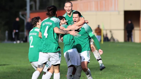 Derbysieg: Der Jubel bei den Spielern des SuS Pivitsheide kennt keine Grenzen. - &copy; Kai Hahn