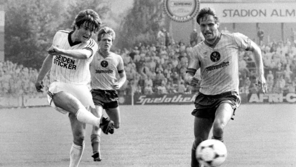 In der Saison 1984/1985 schie&szlig;t Pasi Rautiainen f&uuml;r Arminia Bielefeld (l., gegen Braunschweigs Lars Ellmerich, r.) das Tor zum 3:2 gegen Eintracht Braunschweig. In seiner Zeit beim DSC erzielt er 16 Tore. - &copy; imago/Horstm&uuml;ller