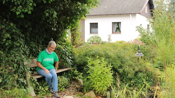 Renate L&uuml;king genie&szlig;t die Natur an ihrem Teich. - &copy; Raffael Giebel