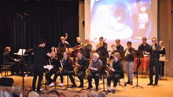 Die Big Band unter der Leitung von Georg Schmitt zeigte beim Ensemblekonzert neue Klangfarben. - &copy; Stadt Detmold