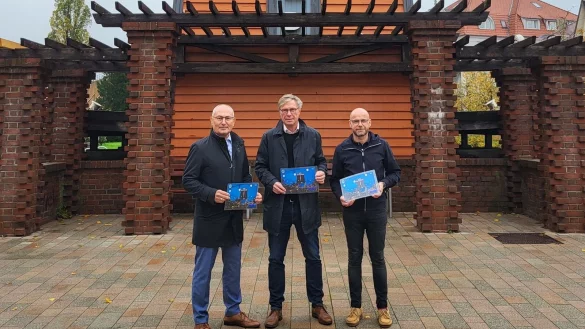 Willi Terschluse (von links), Dietmar Welle und Tobias H&uuml;bner pr&auml;sentieren den diesj&auml;hrigen Adventskalender. - &copy; Lions-Club Bad Salzuflen