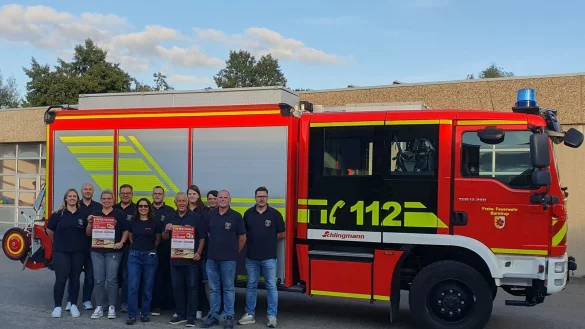 Wollen den neuen Anbau geb&uuml;hrlich feiern (v.l.n.r.): Marleen Sprenger (Planungsteam), Robert Bernhagen, Melanie Mengedoht, Stefan Bruns (Einheitsf&uuml;hrung Barntrup), Jeanette Jakob (Kinderfeuerwehr), Mathias Bergermann (Jugendfeuerwehr), Hans-Georg Sprenger, Nadine Koch, Hannes Jaschko, J&ouml;rg Mengedoht und Patrick Reese (Planungsteam). - &copy; Feuerwehr Barntrup