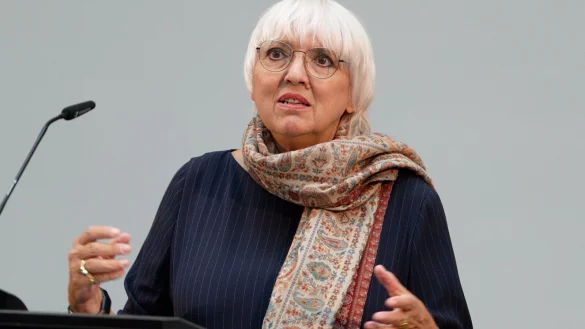 Kulturstaatsministerin Claudia Roth (Grüne) schaltet sich in die Debatte um das frühere Kriegsgefangenenlager Stalag 326 ein. - © Henning Kaiser
