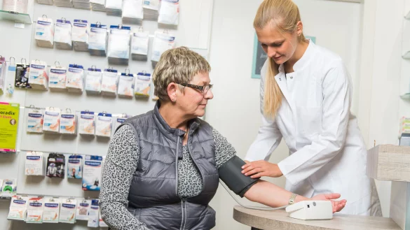 Blutdruckmessungen in der Apotheken werden bereits von Krankenkassen bezahlt. - &copy; picture alliance