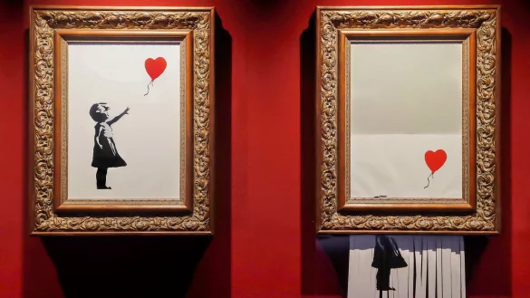 Nat&uuml;rlich sind die beiden wohl ber&uuml;hmtesten Werke des britischen Stra&szlig;enk&uuml;nstlers in Hannover als Replikate zu sehen &ndash; links das Bild &bdquo;Girl with Balloon&ldquo;, aus dem nach dem Schreddervorgang das neue Kunstwerk &bdquo;Love is in the Bin&ldquo; wurde. - &copy; COFO Entertainment