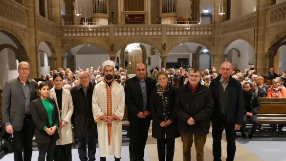 Setzen ein Zeichen f&uuml;r Respekt und Toleranz: Die Mitwirkenden des Friedensgebet in der Christuskirche. - &copy; Lippische Landeskirche