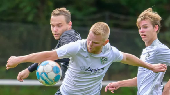 &nbsp;In dieser Szene setzt sich Marvin Schmidt von der SG Belle-Cappel-Leopoldstal (Mitte) gegen den H&ouml;rster Maximilian Unverrichtdurch. Robin Schlingmann beobachtet die Situation. - &copy; Egon Penner