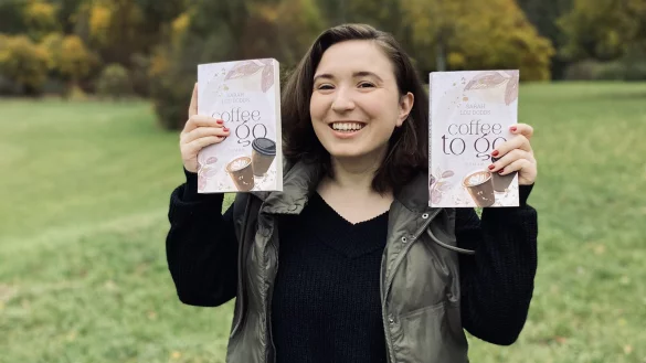 Stolze Jungautorin: Sarah Louise Dodds hat ihr Buch "Coffee to Go" ver&ouml;ffentlicht, das ab sofort verf&uuml;gbar ist - eine moderne Liebesgeschichte. - &copy; Fotorechte: Sarah Louise Dodds