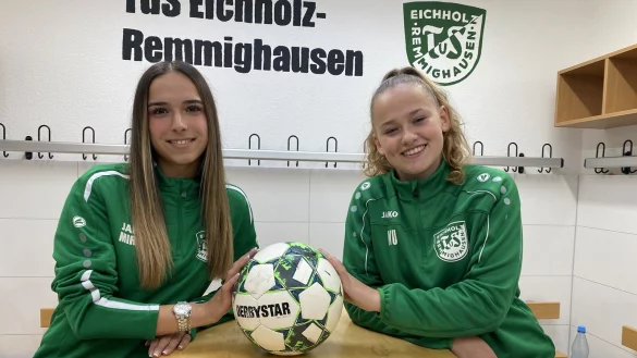 Miray Uzunay (links) und Salome D&uuml;ck in der Kabine des TuS Eichholz-Remmighausen. - &copy; Sebastian Lucas