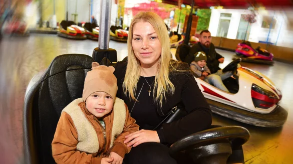 Haben gro&szlig;en Spa&szlig; im Autoscooter: Noah und Rebecca Schmidt - &copy; Nicole Ellerbrake