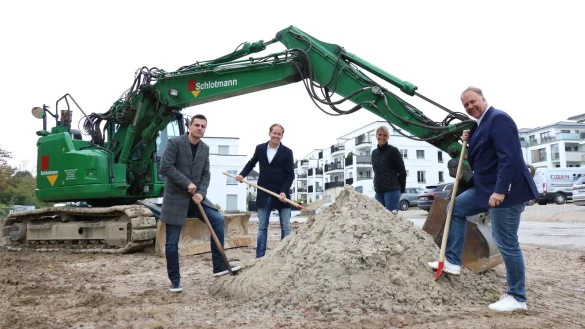 Der Bagger steht bereit, Robert Mainka (S2 Immobilien- und Projektentwicklung, von links), Kay Sandmann-Puzberg, Desiree Klein-Avink (beide Wortmann Family Office) und Thomas Schr&ouml;der (Wortmann Immobilien Projekt) freuen sich darauf, dass es an den Werreterrassen mit den n&auml;chsten Wohnungen weitergeht. - &copy; Alexandra Schaller