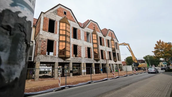 Der Abriss des "Hornschen Tores" geht in die heiße Phase. Bis zum 24. November sollen alle Mauern der früheren Einkaufsgalerie abgetragen sein. - © Yvonne Glandien