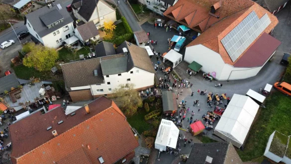Aus der Vogelperspektive: Rund um die Elbrinxer Marktscheune herrschte beim Martini-Markt buntes Treiben. - &copy; Archivfoto: JM Veranstaltungstechnik
