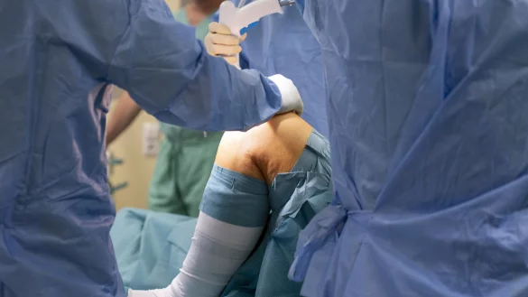 Das Einsetzen eines künstlichen Kniegelenks wegen Arthrose gehört zu den häufigsten Operationen in der Region. - © picture alliance