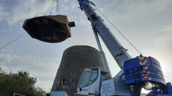 Ganz vorsichtig wird der neue Mühlenkopf an seinen Platz gehoben. Später folgen die Flügel. - © Lorraine Brinkmann