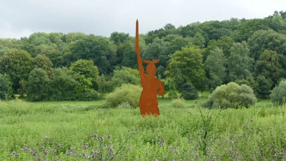 Der f&uuml;nf Meter gro&szlig;e "Hermann" sucht ein neues Zuhause. Die Skulptur wird an den Meistbietenden versteigert. - &copy; LGS H&ouml;xter