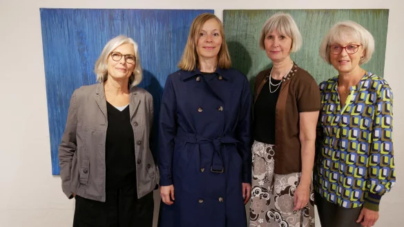 Gruppenausstellung im Fachwerk. Mit Reinhild Patzelt, Susanne Walter, Claudia Winkel und Karin Wehmeyer vor Bildern von Patzelt (von links). - &copy; Thomas Kr&uuml;gler