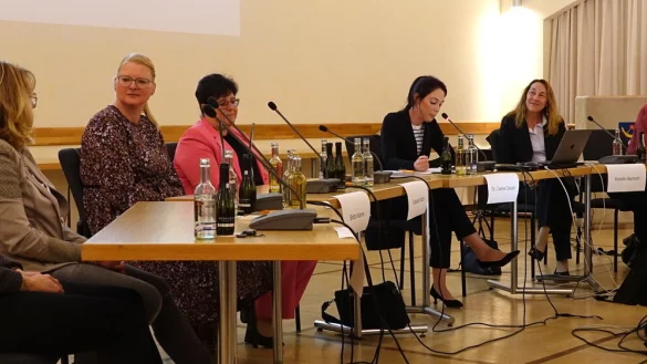 Dr. Carina Caruso (Vierte von rechts) f&uuml;hrte als Moderatorin durch einen interessanten Abend mit (von links) Verena Mertens, Marion Hohnschopp, Britta Kanne, Claudia Koch, Kerstin Bartsch, Corinna Rotte und Anja Stock. - &copy; Axel B&uuml;rger