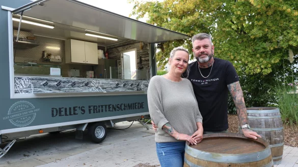Janett und Jörn de le Roi öffnen ihre Frittenschmiede am 8. Oktober ein letztes Mal - danach machen sie die Türen für immer zu. - © Alexandra Schaller