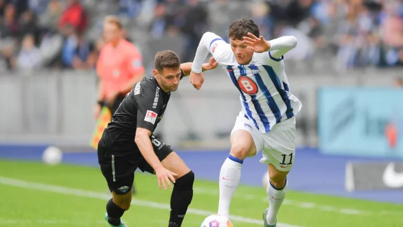 W&auml;hrend Hertha-Fl&uuml;gelflitzer Fabian Reese (r.) aufdrehte, erwischte SCP-Verteidiger Marco Schuster einen gebrauchten Tag. - &copy; Imago Images