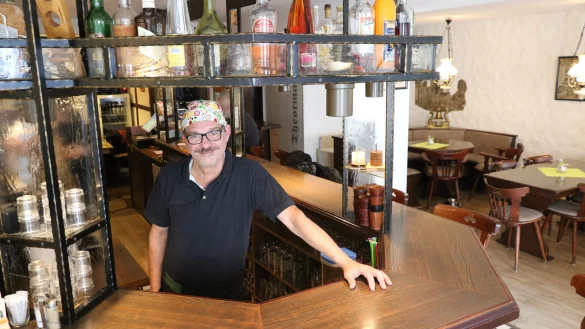 Roland Schlacher steht am Tresen im Theotmalli. - &copy; Alexandra Schaller