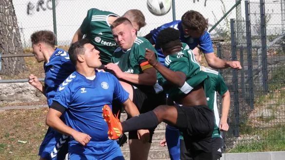 Luftakrobatik im Schlänger Derby mit Yannik Vukadinovic und SF-Kapitän Bastian Hasse im Zentrum. Foto: Paul Cohen - © paul cohen
