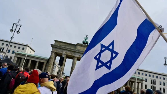 Demonstranten schwenken am Sonntag israelische Flaggen, w&auml;hrend sie an einer Solidarit&auml;tskundgebung mit Israel vor dem Brandenburger Tor in Berlin teilnehmen. - &copy; MACDOUGALL / AFP