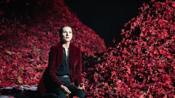 Joanna Motulewicz portr&auml;tiert eine Carmen, die leidenschaftliche N&auml;he mit k&uuml;hler Distanz zu verbinden wei&szlig;. - &copy;Bettina StoessVer&ouml;ffentlichung HonorarpflichtigBank:Bettina St&ouml;&szlig;, Sparkasse Saarbr&uuml;ckenIBAN: DE57590501010218525251 -