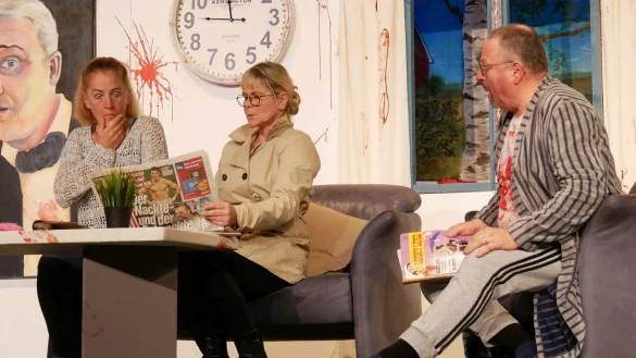 Nackte Tatsachen in der Zeitung: Mit Exfrau Marla (Sabine Senger), Kommissarin Pahlke (Anke Kersten) und Nachbar Goethe (Gerd Korf, von links). - &copy; Thomas Kr&uuml;gler