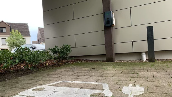 An der Lades&auml;ule am Rathaus werden die Fahrzeuge der Gemeindeverwaltung geladen, weitere Lades&auml;ulen f&uuml;r den Gemeindefuhrpark sollen hinzukommen. Foto: Birgit Guhlke - &copy; Birgit Guhlke