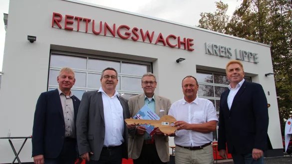 Freuen sich über die Einweihung der neuen Rettungswache in Bösingfeld: (von links) Bürgermeister Frank Meier, Landrat Dr. Axel Lehmann, der Leiter des Bevölkerungsschutzes Lippe Meinolf Haase, der Geschäftsführer der Verkehrsbetriebe Extertal Sven Oehlmann und der Geschäftsleiter von Kögel + Nunne Bau Dietmar Nunne. - © Nadine Uphoff