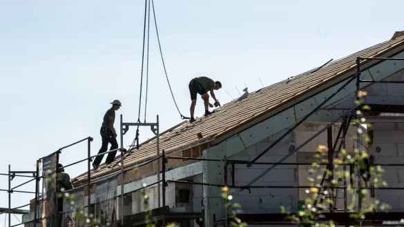 Baustelle eines Wohngeb&auml;udes: Die Zahl der Baugenehmigungen ist 2023 um rund 30 Prozent eingebrochen, die Baubranche ist in Alarmstimmung. - &copy; IMAGO/Wilhelm Mierendorf