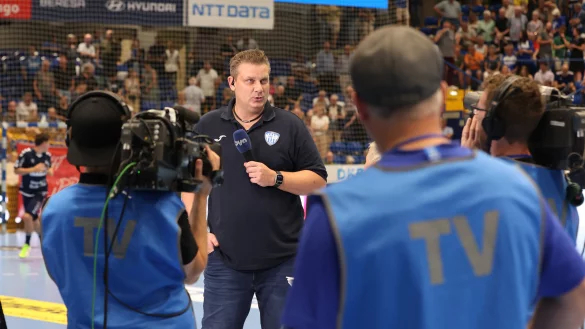 J&ouml;rg Zereike, Gesch&auml;ftsf&uuml;hrer des TBV Lemgo Lippe, bezieht Stellung. - &copy; Paul Cohen