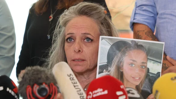 Keren Shem, Mutter von Mia Shem, zeigt ein Foto ihrer Tochter. Sie war in einem Geisel-Video der Terrororganisation Hamas zu sehen. - &copy; GIL COHEN MAGEN / AFP