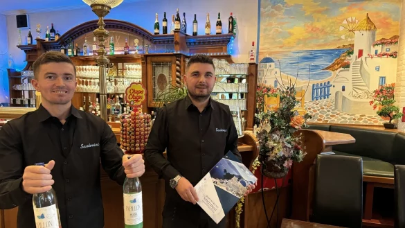Gastronom Jimmy Noj (rechts) und sein Mitarbeiter Leonidhas Cekrezi servieren im "Santorini" griechische Spezialit&auml;ten und bunten Ouzo. - &copy; Sandra Castrup