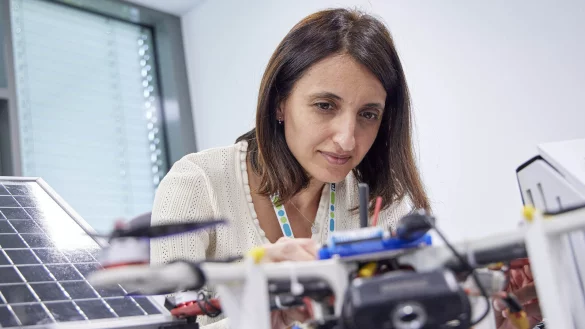 Den ersten Platz in der Kategorie "Smart Energy" haben Studenten aus der T&uuml;rkei f&uuml;r sich entschieden. Sie haben eine Drohne entwickelt, die Sch&auml;den an Photovoltaik-Modulen identifiziert. - &copy; Thomas Franz/Phoenix Contact