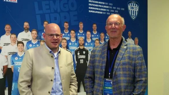 Herbert Vogel (rechts) stellt das neue Beiratsmitglied Roy van Maanen vor. - &copy; J&ouml;rg Hagemann