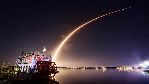 Eine SpaceX Rakete hebt ab - an Bord befinden sich 23 Starlink-Satelliten. Rivada Space Networks hat mit der US-Firma Startvertr&auml;ge f&uuml;r die eigenen Satelliten abgeschlossen. - &copy; Malcolm Denemark/dpa