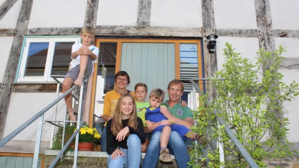 Martin, Theresia Jungert, Mathilda, Alwin, Jakob und Torsten Schmidt (von links) f&uuml;llen das Denkmal am Kirchplatz 4 in Heiden mit Leben. - &copy; Sandra Castrup