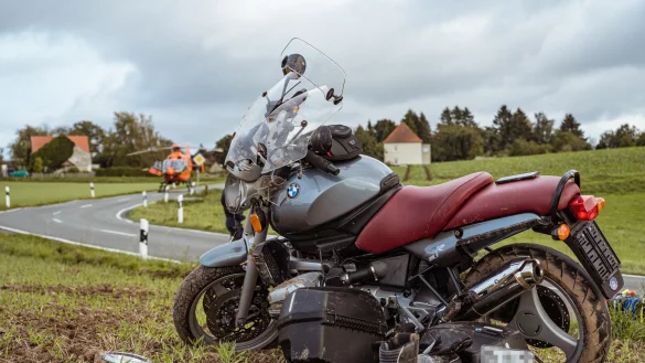 Das verungl&uuml;ckte Motorrad, im Hintergrund wartet der Rettungshubschrauber Christoph 4. - &copy; Freitag TV