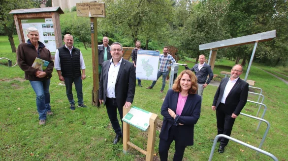 Infotafeln, &uuml;berdachte Sitzb&auml;nke, Fahrradreparaturstation und mehr: Birgit Knopfe (Firma Eggersmann), B&uuml;rgermeister Mario Hecker, Frank Wilhelmi (Garten- und Landschaftsbau), Landrat Dr. Axel Lehmann, Janosch Sowa, Daniel Telaar (beide Naturschutzbeh&ouml;rde Kreis Lippe), Katharina Neubert (OWL GmbH), Projektkoordinator Matthias Beckmann und Landesverbandsvorsteher J&ouml;rg D&uuml;ning-Gast (von links) freuen sich &uuml;ber den neuen Rast-Info-Punkt in Varenholz. - &copy; Kreis Lippe