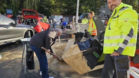 Das Team der Stadt war an den gelben Jacken klar zu erkennen und packte beim F&uuml;llen der Sands&auml;cke auf dem Bauhof auch mit an. Sven Anders, Fachteamleiter Stadtentw&auml;sserung, Wasserwirtschaft, freute sich, dass der Andrang gro&szlig; war. - &copy; Astrid Sewing
