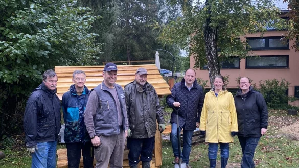 Freuen sich &uuml;ber die neuen Spielger&auml;te f&uuml;r das Familienzentrum: (von links) J&uuml;rgen Kohring und Thomas Dette (Mobile Rentnertruppe), Maik Rehberg, Mario Tegler (Hausmeister Kindertagesst&auml;tten), B&uuml;rgermeister Christoph Dolle, Nina Robinson (Leitung Familienzentrum Gro&szlig;enmarpe) und Swetlana Hilmert (Leitung Stabstelle Kindertagesst&auml;tten Stadt Blomberg) - &copy; Stadt Blomberg