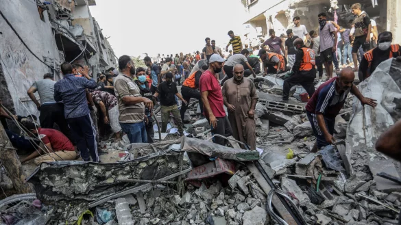 Pal&auml;stinenser inspizieren die Tr&uuml;mmer nach einem israelischen Angriff auf die Stadt Rafah. - &copy; Abed Rahim Khatib/dpa