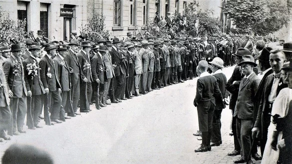 Zapfenstreich: Antreten des Sch&uuml;tzenbataillons im Jahre 1924 vor dem Amtsgericht gegen&uuml;ber vom Rathaus (heute Stadthotel).
Repro: Horst Biere/Quelle: Archiv Sch&uuml;tzengesellschaft - &copy; Repro: Horst Biere /Quelle: Archiv Sch&uuml;tzengesellschaft