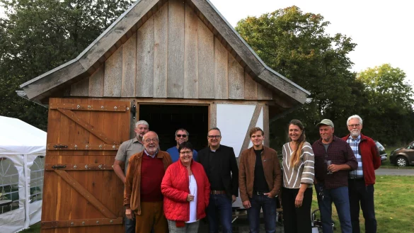 (von links) Kai Helmig, Georg M&uuml;ller, Karl Hermann Ehlebracht, Ulla Golabeck, Markus Baier, Benjamin Brand, Andrea Helmig, Werner Ehlebracht und Rolf Ehlebracht bei der Einweihung des Backhauses. - &copy; Michael Grote