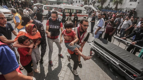 Ein verletztes Kind wird nach einem israelischen Luftangriff auf die Soussi-Moschee ins Al-Shifa-Krankenhaus gebracht. Israel reagiert auf den massiven Angriff durch die Hamas mit Luftangriffen im Gazastreifen. "Die Hamas benutzt die eigene Bev&ouml;lkerung als lebende Schutzschilde", sagt Richard Rosmanith. +++ dpa-Bildfunk +++ - &copy; picture alliance/dpa