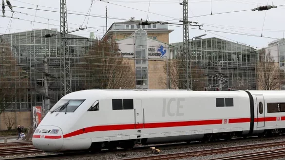 Ein ICE kurz vor dem Herforder Bahnhof. Geht es nach der Deutschen Bahn, geht es in Zukunft deutlich schneller von OWL bis nach Berlin. - &copy; Frank-Michael Kiel-Steinkamp