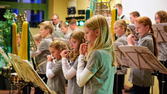 Der Jugendspielmannszug begeistert bei der Jubil&auml;umsveranstaltung. - &copy; Nicole Ellerbrake
