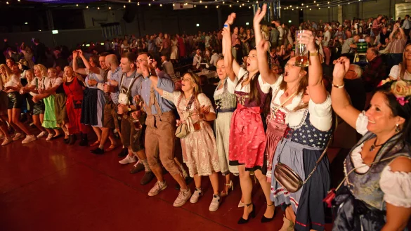 Stimmung beim Oktoberfest "Lippische Gaudi" im Messezentrum Bad Salzuflen. - © Nicole Ellerbrake